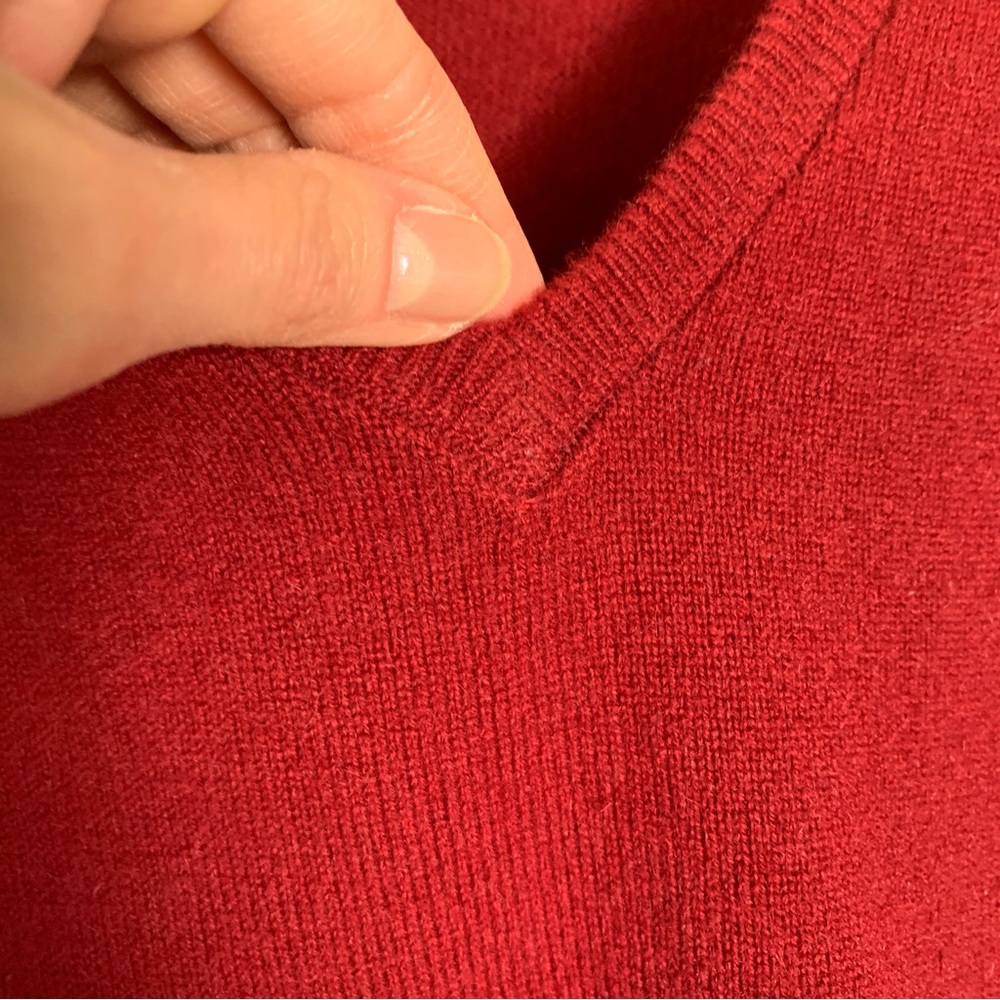 Three Dots red 100% cashmere v-neck sweater, size medium - Picture 7 of 8